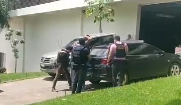 Carro com restrição por transporte de drogas é apreendido pela PF no estacionamento da OCA; veja vídeo