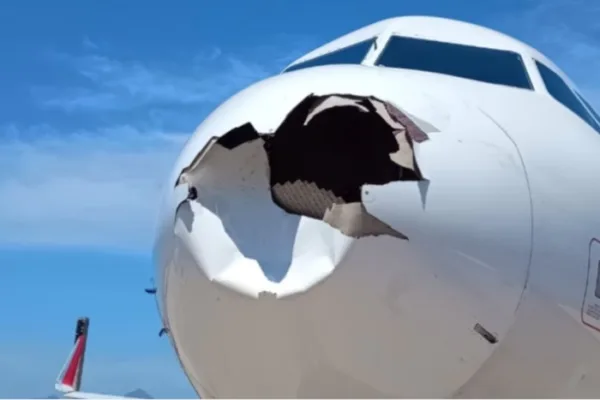 Avião da Latam bate em pássaro e voo é cancelado