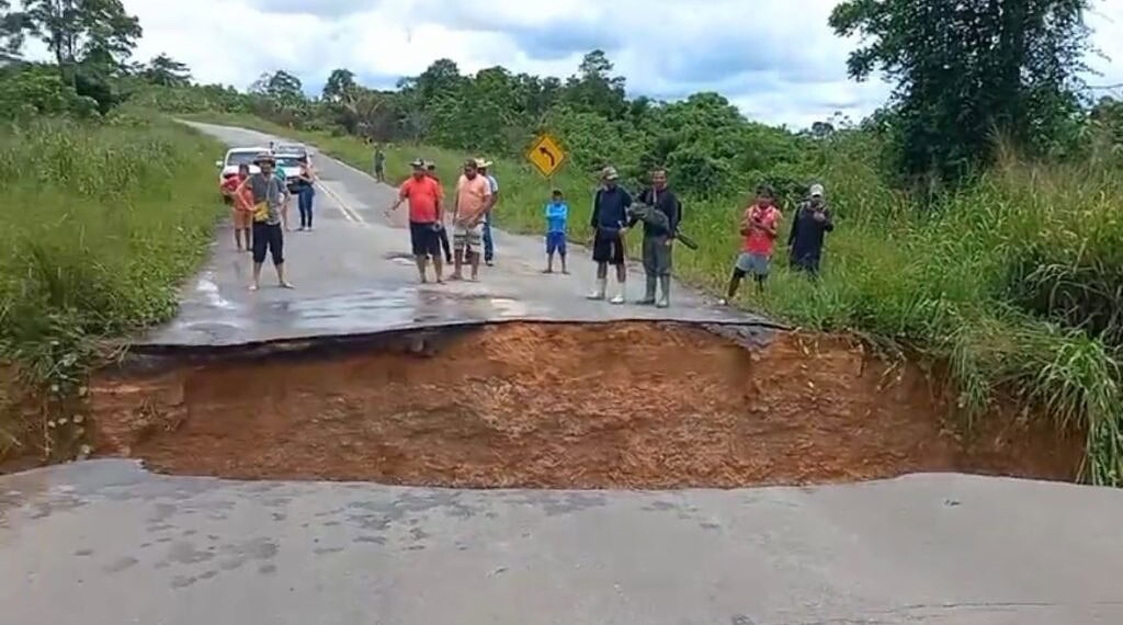 BR-364 é interditada após trecho entre Feijó e Tarauacá romper devido as chuvas