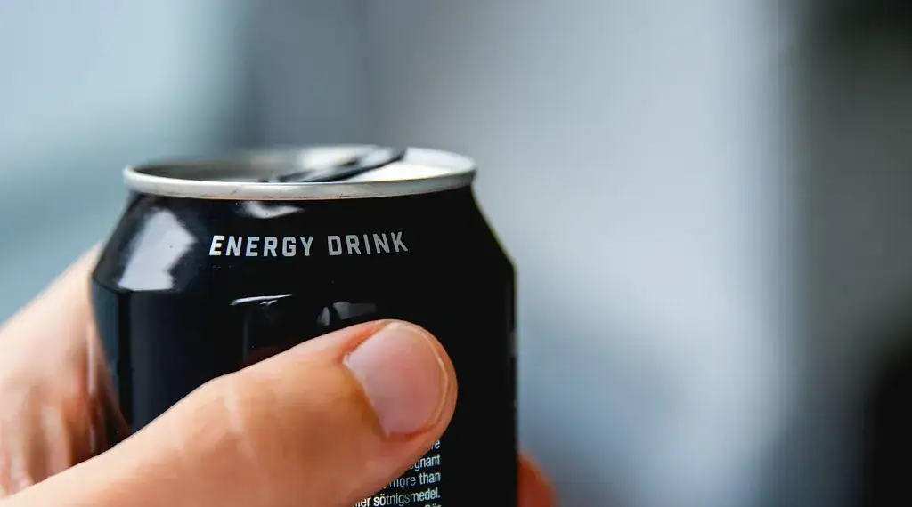 Bebidas energéticas contêm alta quantidade de cafeína e, em excesso, podem levar à agitação e à dificuldade para dormir • bauwimauwi/GettyImages