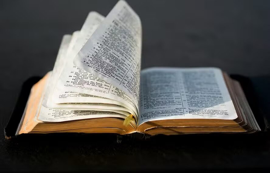 Pesquisadora analisou os possíveis autores que participaram da elaboração da Biblía — Foto: Unsplash/ Aaron Burden