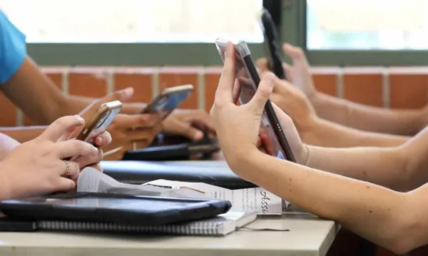 Educação proíbe uso de celulares em escolas estaduais do Acre durante aulas e intervalos; Entenda