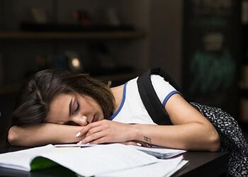 Cansaço e sonolência podem ser causados por muitos fatores • Freepik