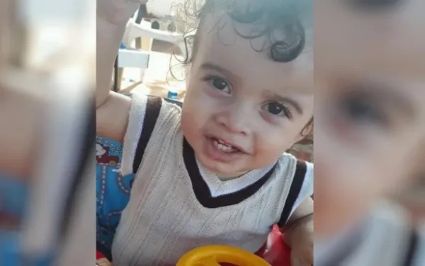 'Nada vai trazer ele de volta', diz pai de bebê que morreu afogado após ele ser preso por engano