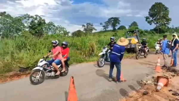 BR-364 é liberada para carros pequenos e motos no trecho entre Feijó e Tarauacá