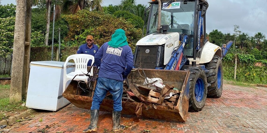 Mutirão conta com o uso de maquinário pesado e equipes compostas por servidores estaduais e municipais. Foto: Ascom/Deracre