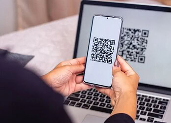 As pessoas podem pagar os boletos utilizando o Pix, mediante um QR Code específico inserido no próprio boleto • Imagem: Shutterstock