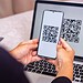 As pessoas podem pagar os boletos utilizando o Pix, mediante um QR Code específico inserido no próprio boleto • Imagem: Shutterstock