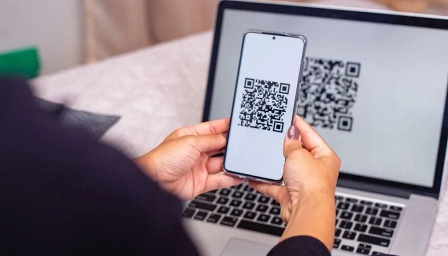 As pessoas podem pagar os boletos utilizando o Pix, mediante um QR Code específico inserido no próprio boleto • Imagem: Shutterstock