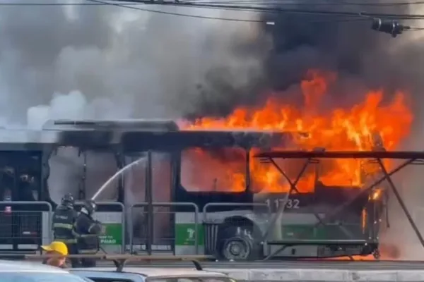 Avião cai em avenida de SP, atinge ônibus e deixa 2 mortos e 6 feridos