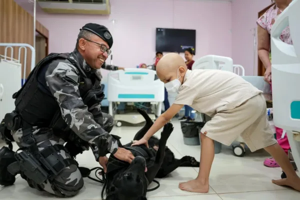 Bope leva terapia com cães para crianças em tratamento contra o câncer no Acre