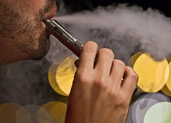 O vape é um dispositivo eletrônico para fumar que simula o tabagismo, um aparelho eletrônico baseado na vaporização — Foto: Guilherme Leporace