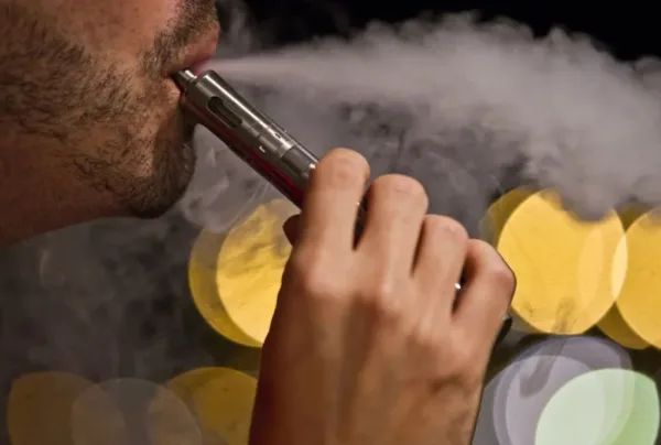 Vape aumenta risco de doenças bucais, mostra novo estudo brasileiro