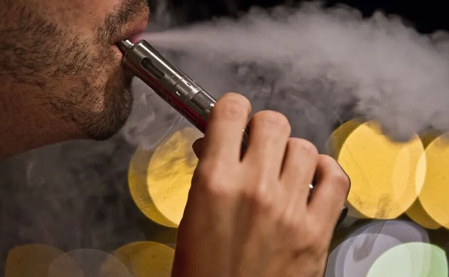 O vape é um dispositivo eletrônico para fumar que simula o tabagismo, um aparelho eletrônico baseado na vaporização — Foto: Guilherme Leporace