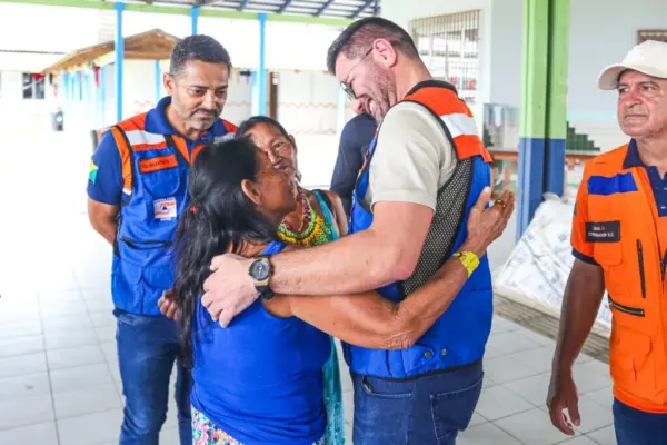 Governador visita abrigo de famílias indígenas afetadas pela cheia do Rio Juruá