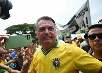 Bolsonaro chega a ato a favor da anistia em Copacabana - (crédito: Mauro PIMENTEL / AFP)