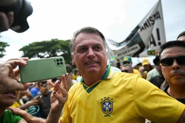 Bolsonaro chega a ato a favor da anistia em Copacabana - (crédito: Mauro PIMENTEL / AFP)