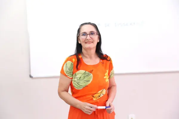 Professora acreana surda apresenta dissertação de mestrado inspirada em trajetória pessoal