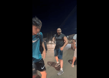 Motoboy é agredido por policial armado após colidir com carro no Acre; assista