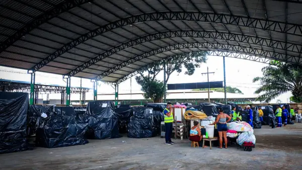 Famílias desabrigadas pela cheia do Rio Acre começam a voltar para casa em Rio Branco