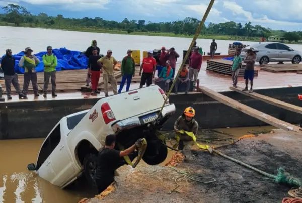 Bombeiros auxiliam na retirada de automóvel que caiu no Rio Juruá, em Cruzeiro do Sul