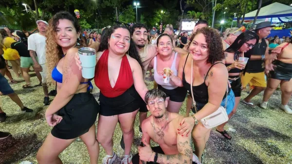 Folia e tranquilidade: Carnaval reúne famílias inteiras na terceira noite. VEJA FOTOS