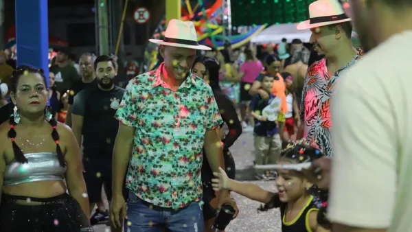 Folia e tranquilidade: Carnaval reúne famílias inteiras na terceira noite. VEJA FOTOS