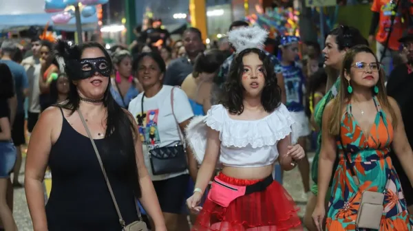 Folia e tranquilidade: Carnaval reúne famílias inteiras na terceira noite. VEJA FOTOS