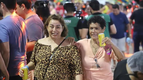 Folia e tranquilidade: Carnaval reúne famílias inteiras na terceira noite. VEJA FOTOS