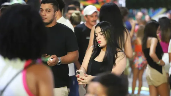 Folia e tranquilidade: Carnaval reúne famílias inteiras na terceira noite. VEJA FOTOS