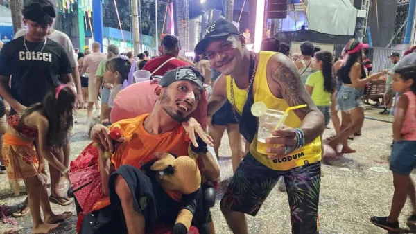 Folia e tranquilidade: Carnaval reúne famílias inteiras na terceira noite. VEJA FOTOS