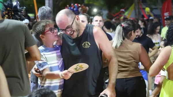 Folia e tranquilidade: Carnaval reúne famílias inteiras na terceira noite. VEJA FOTOS