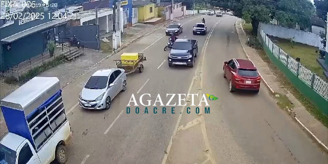 VÍDEO: Entregador perde controle da moto e quase tem perna arrancada em acidente no interior do Acre