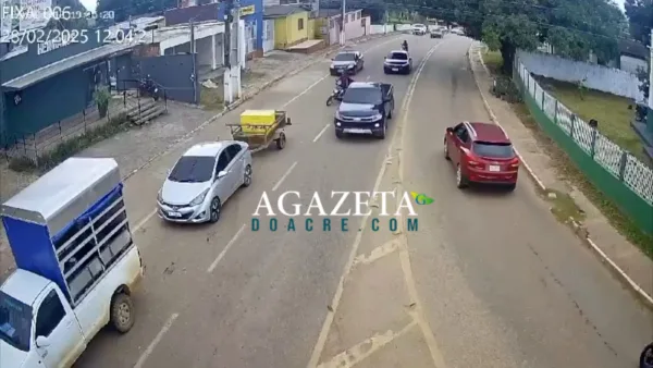 VÍDEO: Entregador perde controle da moto e quase tem perna arrancada em acidente no interior do Acre