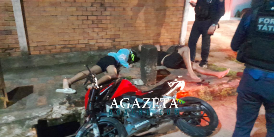 Dupla em moto tenta fugir da polícia, bate em muro durante perseguição e vai presa em Rio Branco