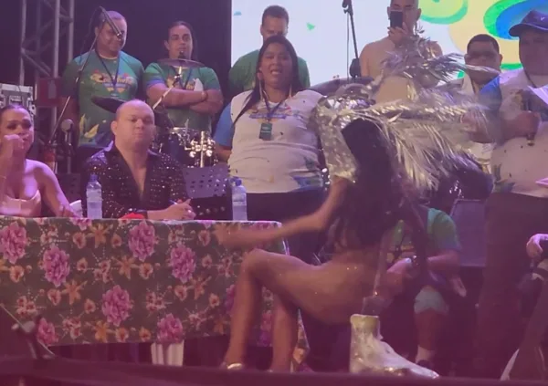 VÍDEO: Candidata a Rainha Trans cai durante apresentação e concurso é interrompido para atendimento