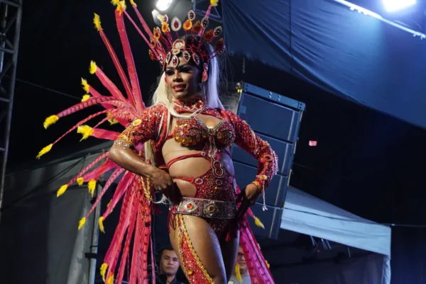 Natasha Houston e Catarina Brandão são coroadas Rainha Trans e Rainha Gay do Carnaval da Família 2025