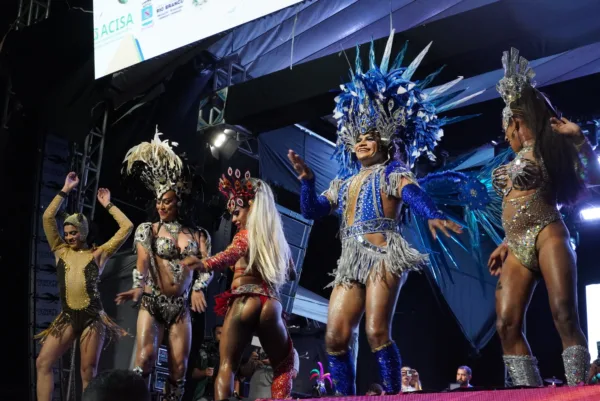 Natasha Houston e Catarina Brandão são coroadas Rainha Trans e Rainha Gay do Carnaval da Família 2025