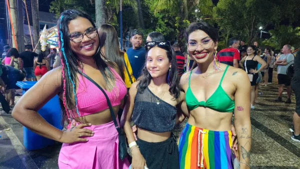 Foliões lotam Passarela do Samba na segunda noite do Carnaval da Família; VEJA FOTOS