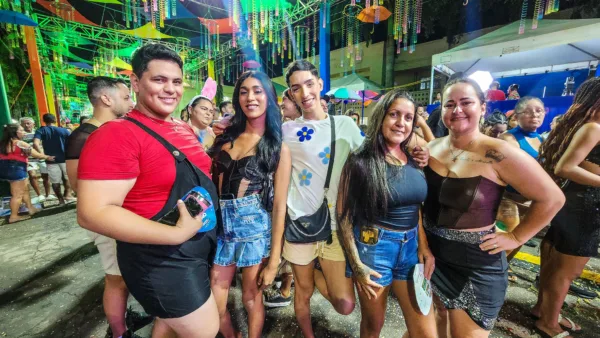 Foliões lotam Passarela do Samba na segunda noite do Carnaval da Família; VEJA FOTOS