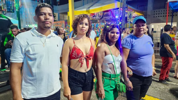 Foliões lotam Passarela do Samba na segunda noite do Carnaval da Família; VEJA FOTOS