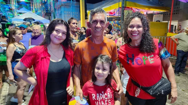 Foliões lotam Passarela do Samba na segunda noite do Carnaval da Família; VEJA FOTOS