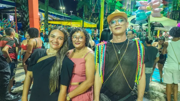 Foliões lotam Passarela do Samba na segunda noite do Carnaval da Família; VEJA FOTOS