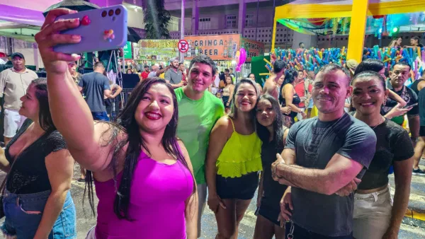 Foliões lotam Passarela do Samba na segunda noite do Carnaval da Família; VEJA FOTOS