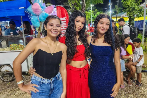 Foliões lotam Passarela do Samba na segunda noite do Carnaval da Família; VEJA FOTOS