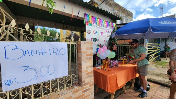 Moradora do Tucumã aproveita Carnaval para faturar com banheiros e lanches: ‘Banheiro R$ 3’