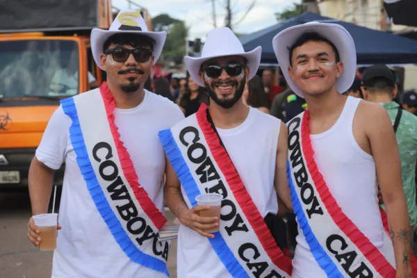 Grupo de amigos vai fantasiado em homenagem a Beyoncé no bloco ‘Vai Quem Quer’