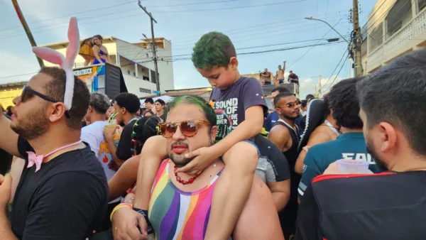 Bloco ‘Vai Quem Quer’ arrasta multidão com brilho, fantasias e muita alegria no Tucumã; VEJA FOTO