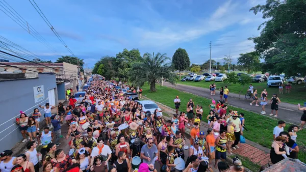 Bloco ‘Vai Quem Quer’ arrasta multidão com brilho, fantasias e muita alegria no Tucumã; VEJA FOTO