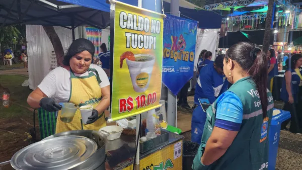 Vendedora aposta nas vendas de caldo no tucupi para curar ressaca dos foliões